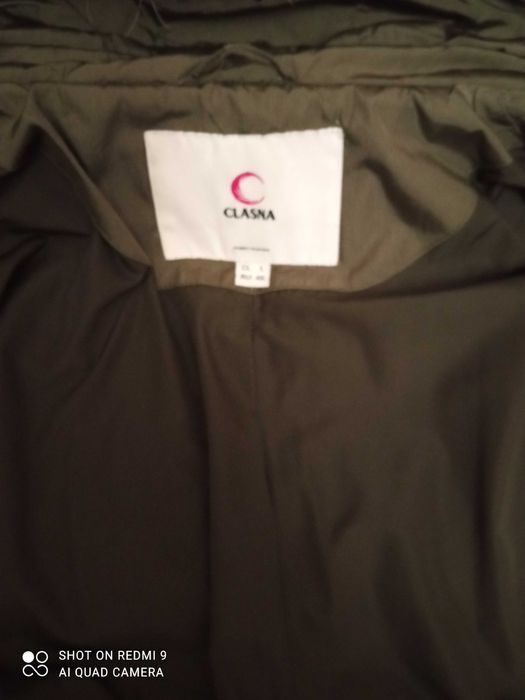 Пуховик женский  оливкового цвета с натуральным  мехом