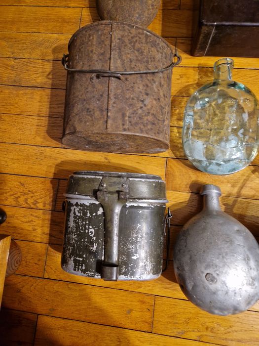 Stare zabytkowe przedwojenne militaria hełm bagnet manierka menażka wh