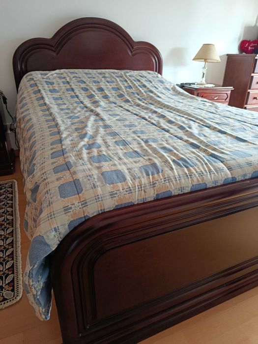 Cama casal em mogno 2,00x1,04 com colchão