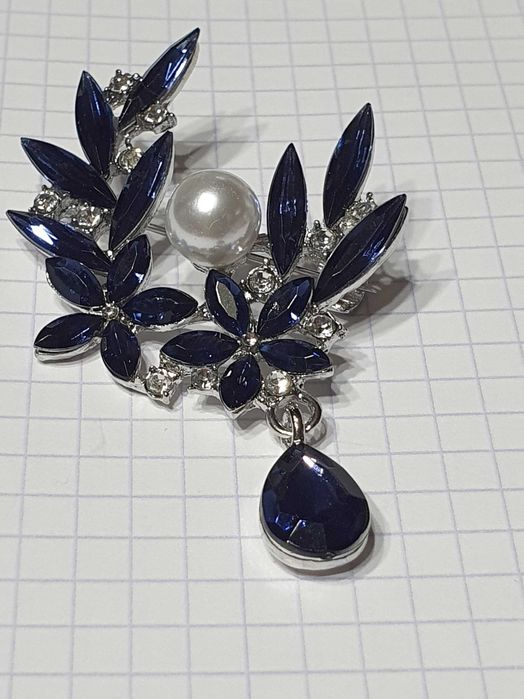 elegancka broszka z perłą