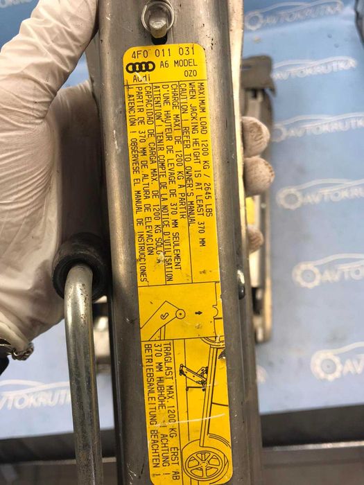 Домкрат Ключ крюк гак Audi A6 C6 Ауді А6 С6