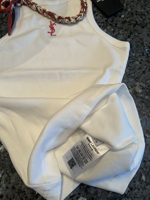 Śliczny top prążek Saint Laurent z łańcuszkiem