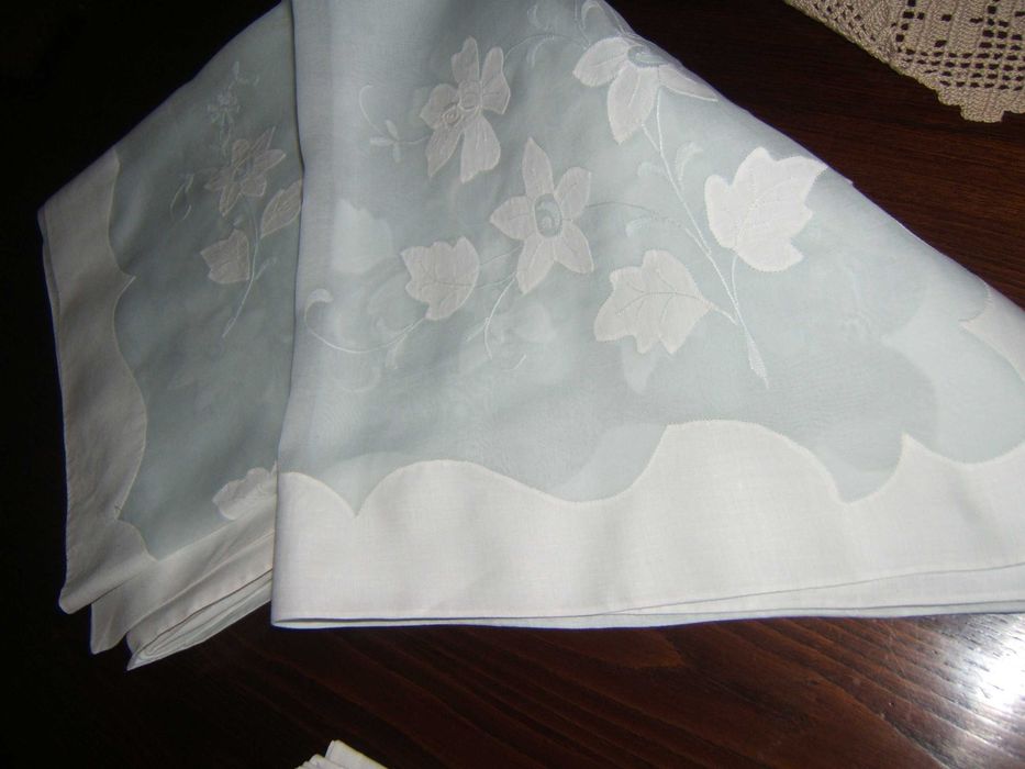 Toalha da Madeira em linho e organdi bordada