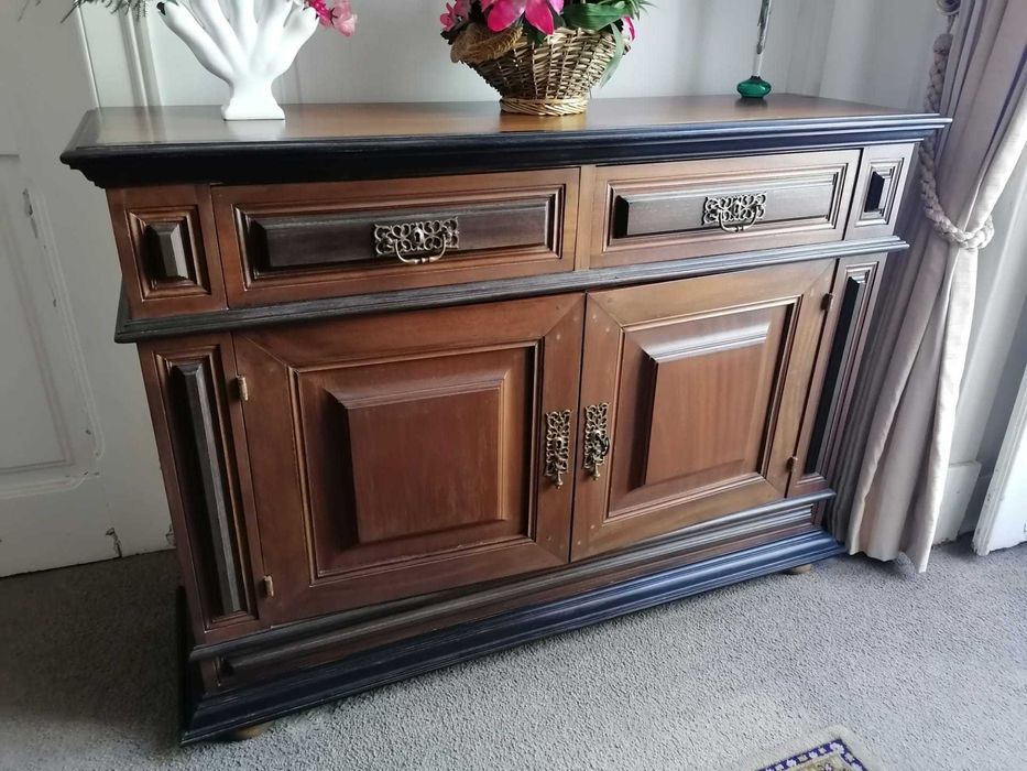 2un Aparador louceiro em madeira maciça trabalhada vintage