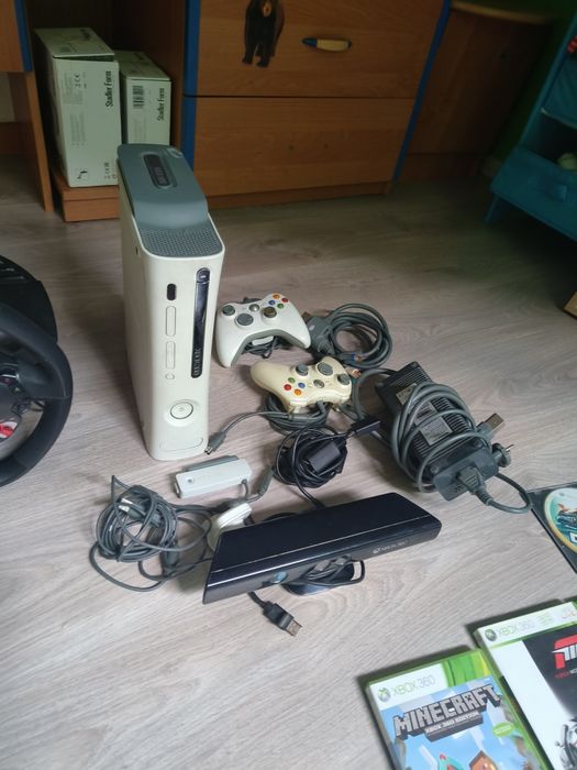 Xbox 360 + 2 pady + Kinect