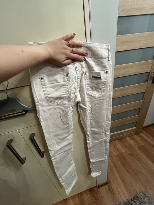 Letnie białe jeansy