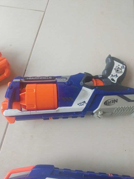 Várias armas da Nerf