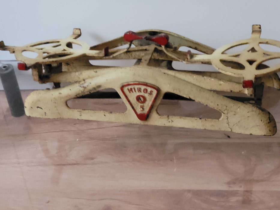 Zabytkowa waga szalkowa marki Miros .