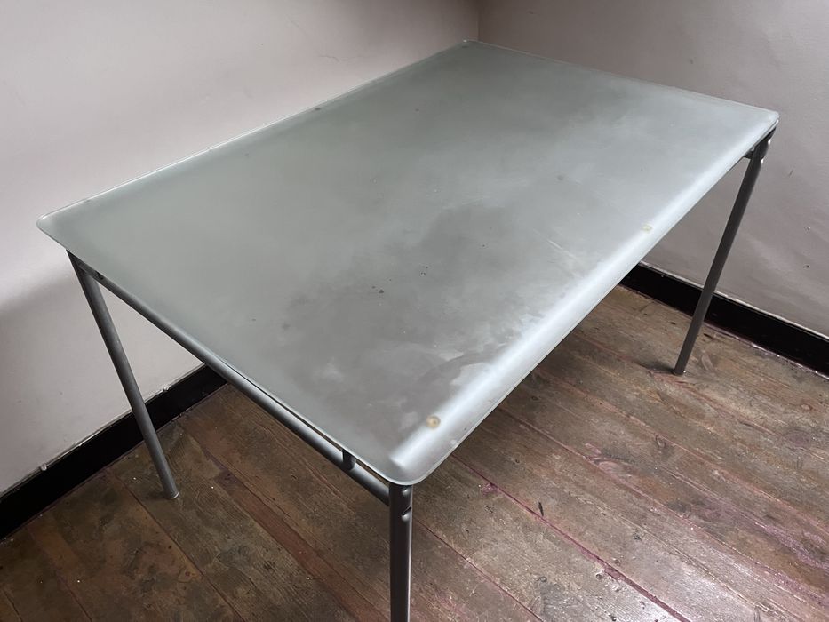 Mesa de vidro com pés de metal