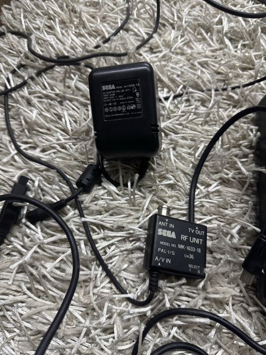 Sega Mega Drive 2 original + comando + 2 jogos + manuais + cabos