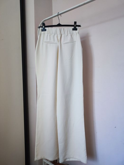 Eleganckie jasne spodnie szerokie