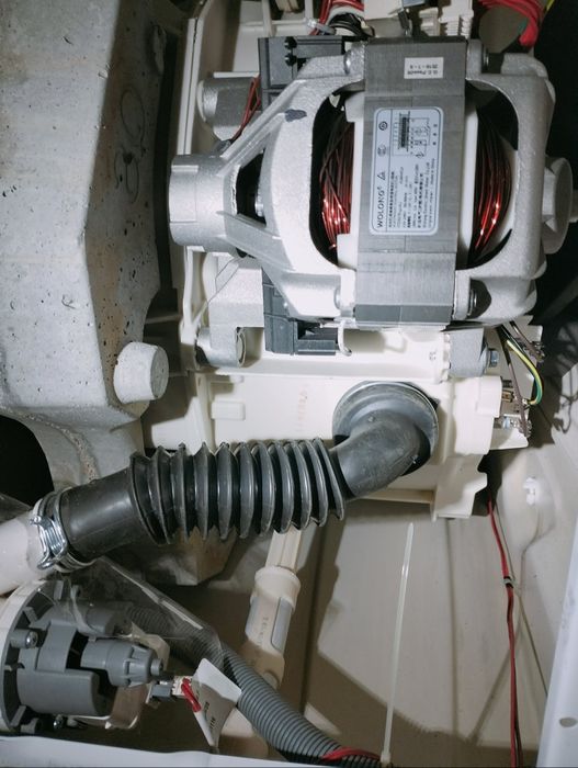 Стиральная машина Candy,нужен ремонт, протекает