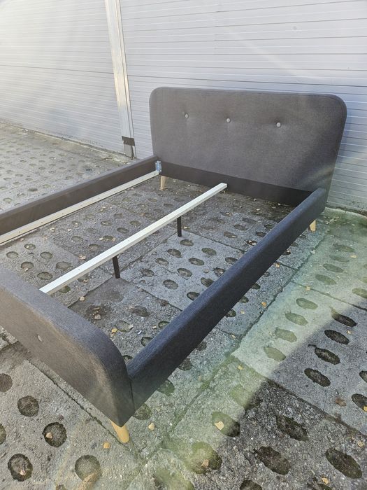 Szare tapicerowane łóżko 160x200 rama