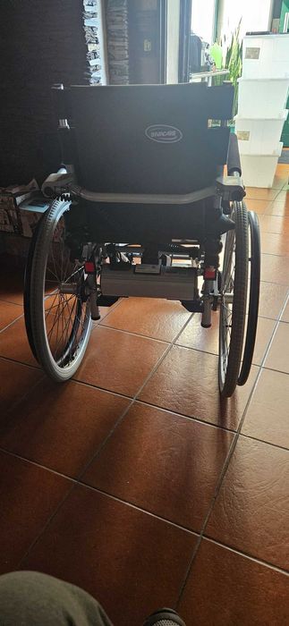 cadeira de rodas com elevação em estado novo