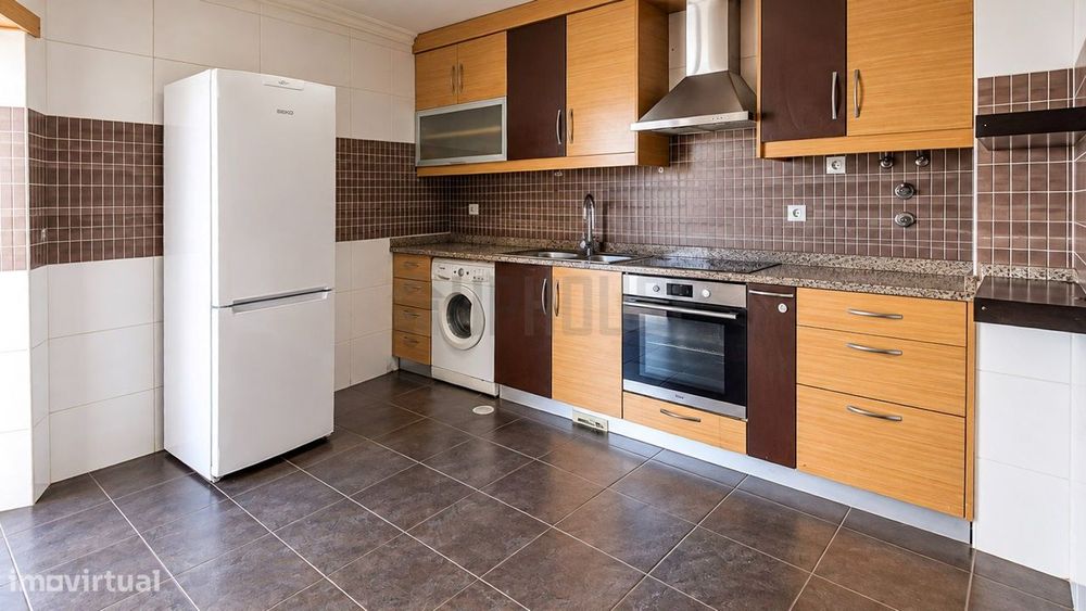 Apartamento T3 com Garagem e Terraço em Orgens