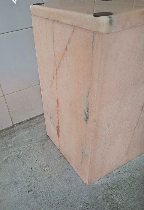 Coluna em mármore rosa