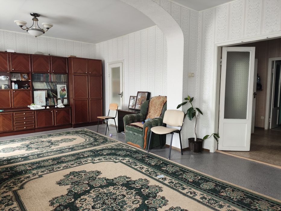 Будинок, гараж, земельна ділянка 10 соток