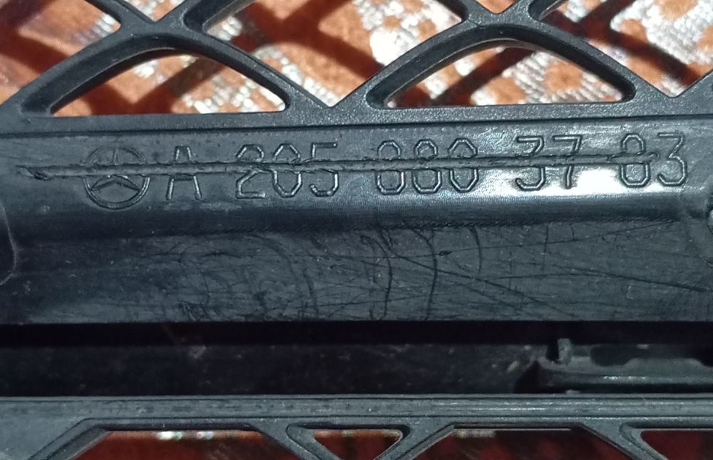 Grelha frontal original Mercedes Benz w205. C220 Cor: Preto