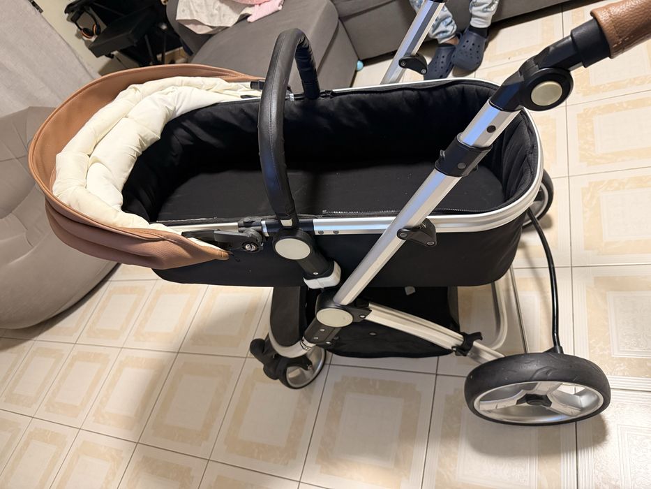 Carrinho de bebe com ovo