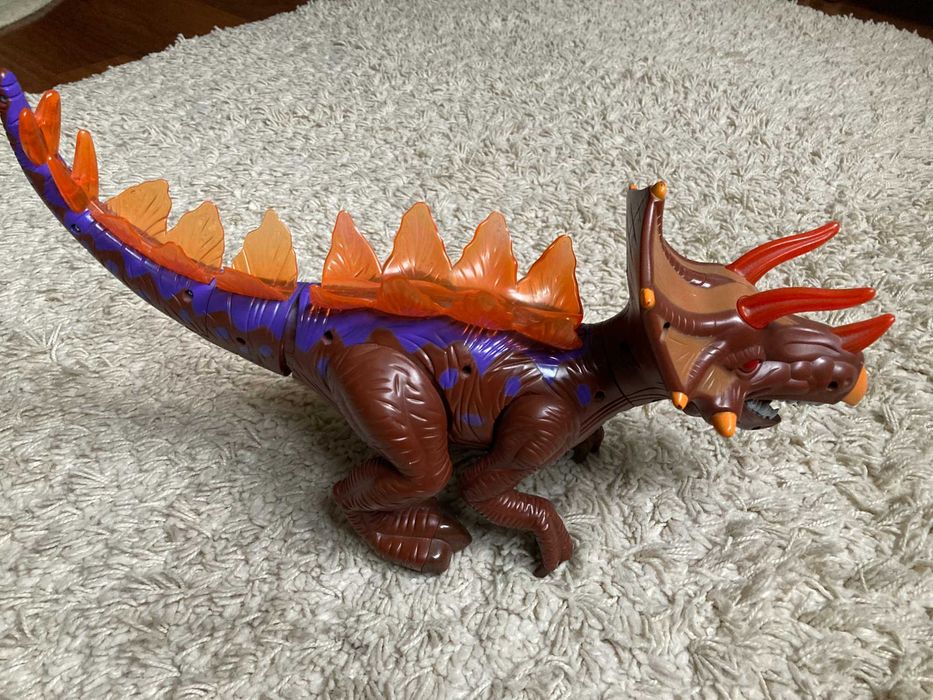 Игрушка динозавр ( трицераптос)