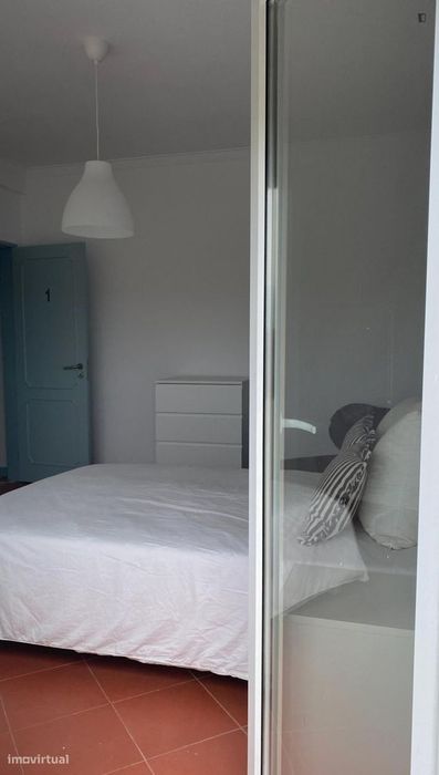 Quarto - localizado em Oeiras Lisbon