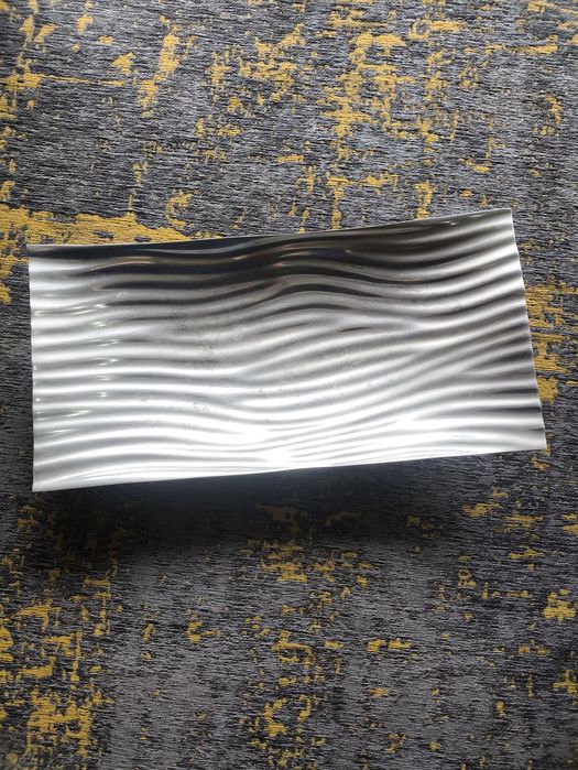 Fruteira / Travessa em estanho com design ondulado