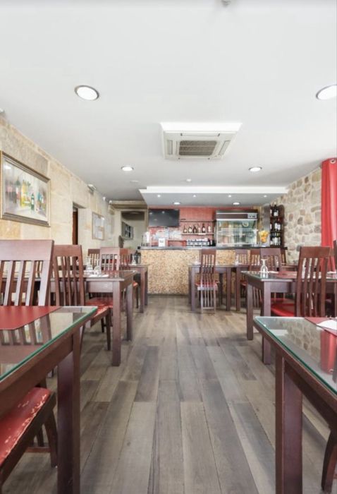 Mesas, Cadeiras e Tampos de Vidro para Restaurante | Venda em Conjunto ou à Unidade