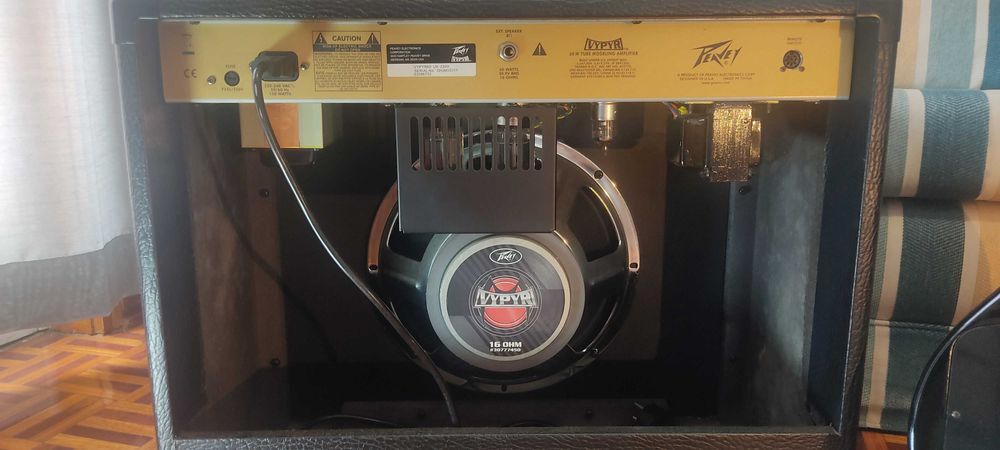 Amplificador Peavey Vypyr e Guitarra Ibanez ART 120 - novos