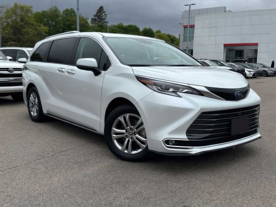 Toyota Sienna Platinum 7-Passenger      2023