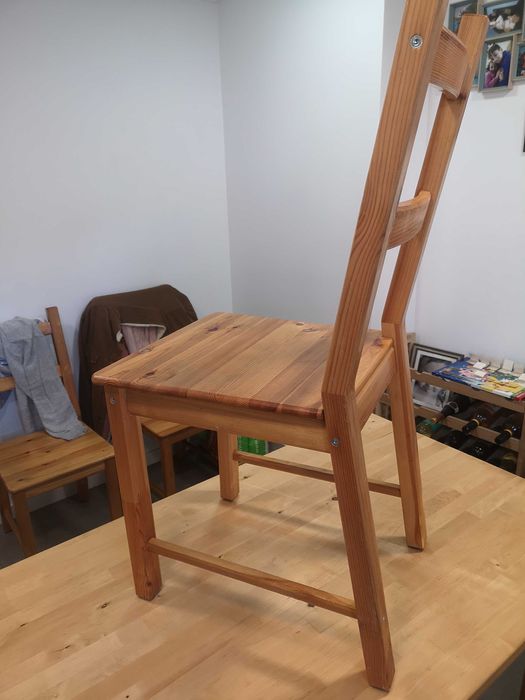 Mesa de madeira e cadeiras