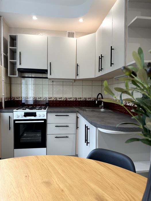 Власник без комісії. Київ .Продам 2 к квартиру 10 хв до метро. Бульвар Верховної Ради 26 Б