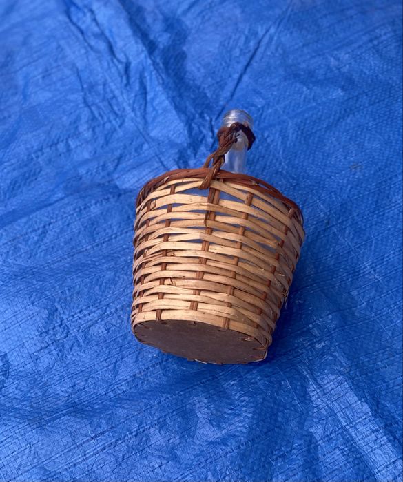 Garrafão com pega em vime