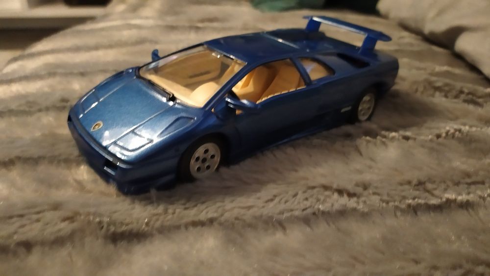 Carro Lamborghini Diablo ano 1990 escala 1/24 Burago