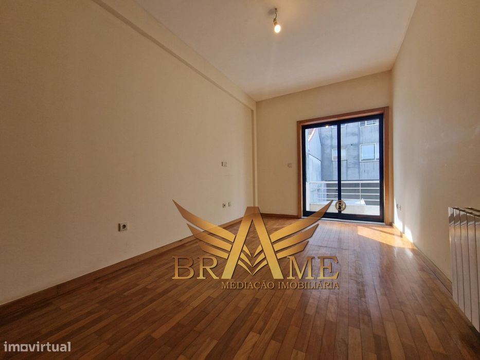 Apartamento T2 Com Lugar De Garagem | Rua Da Constituição - Porto