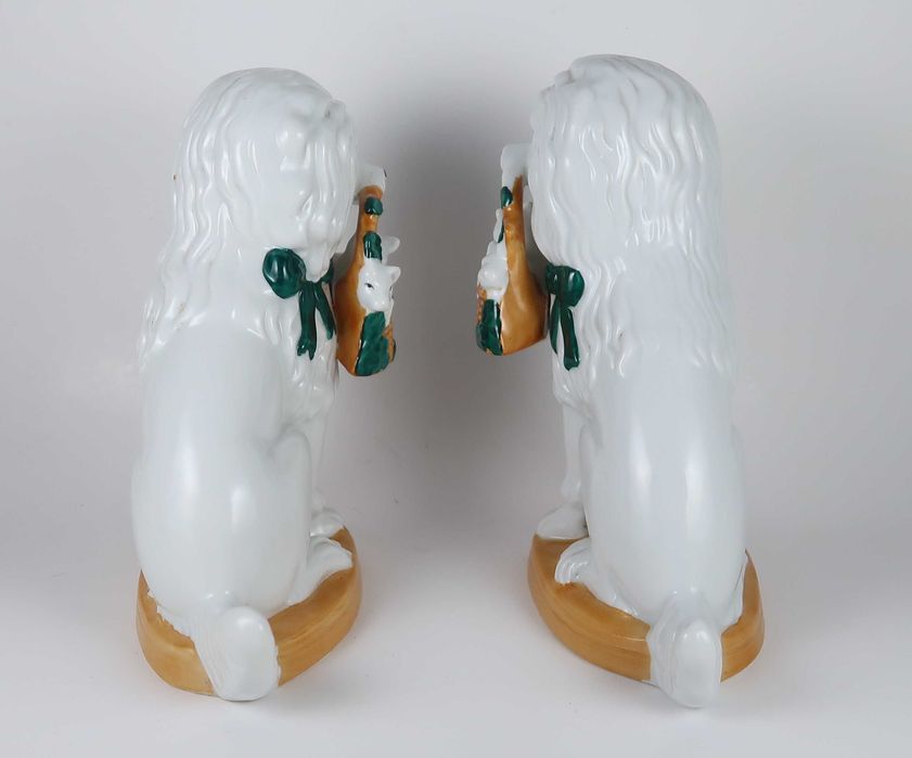 Par esculturas em porcelana - Cães com cesta - 21 cm
