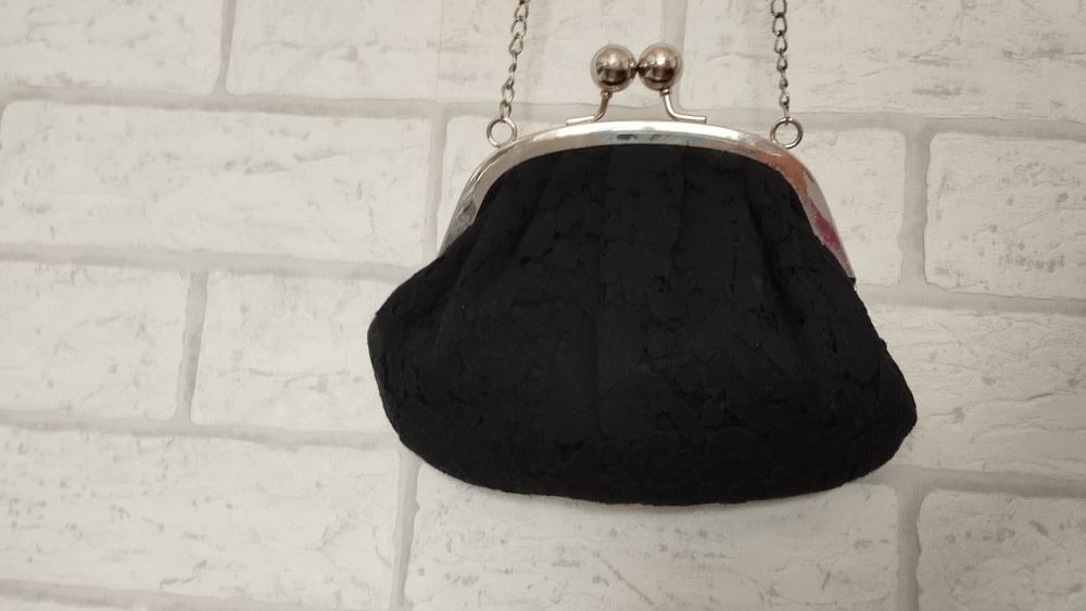 Mała torebka na łańcuszku