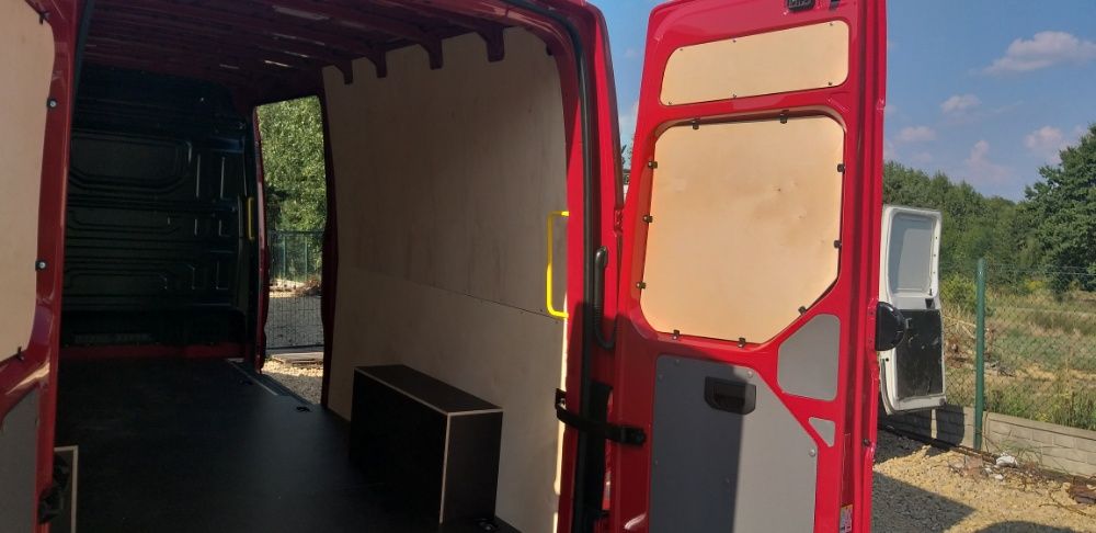Zabudowa busa Volkswagen Crafter/MAN TGE L4H3 sklejka, MONTAŻ