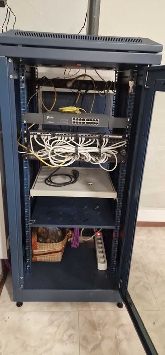 Bastidor com 2TP-Link Switch com 48 Portas 10/100 Mbps