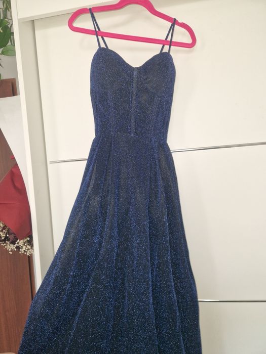 Granatowa błyszcząca sukienka balowa, wieczorowa