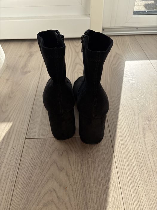 Czarne zamszowe botki z odkrytym palcem (peep toe)