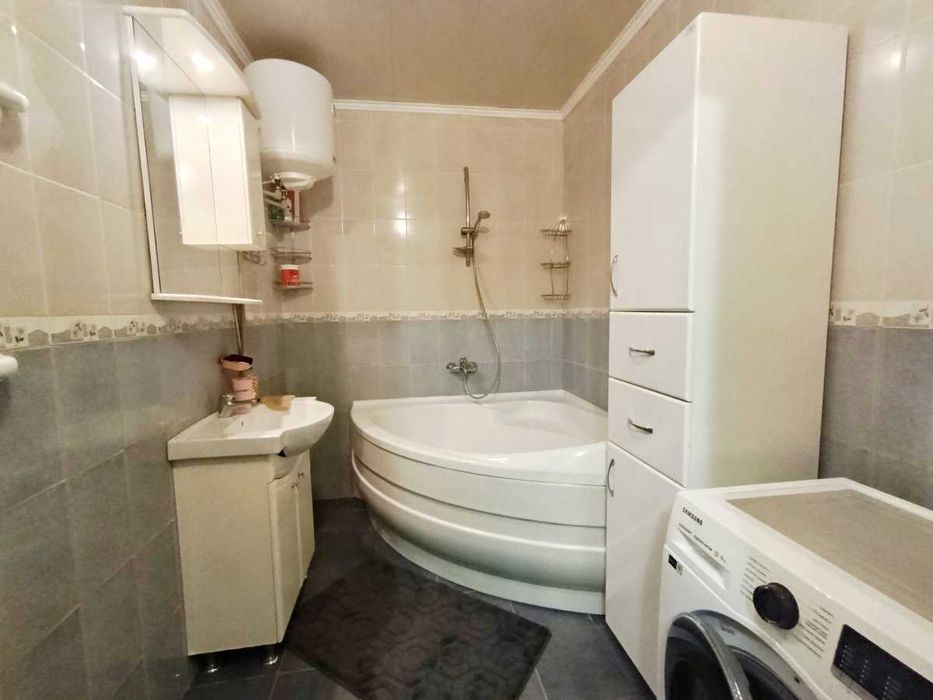 Науки просп. 54-Б, Затишна 2-х кімн. ст.м. Либідська - 10 хвилин їзди.