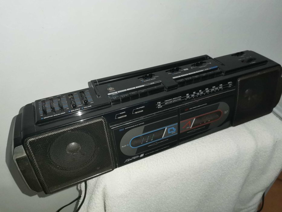 Rádio antigo pouco usado