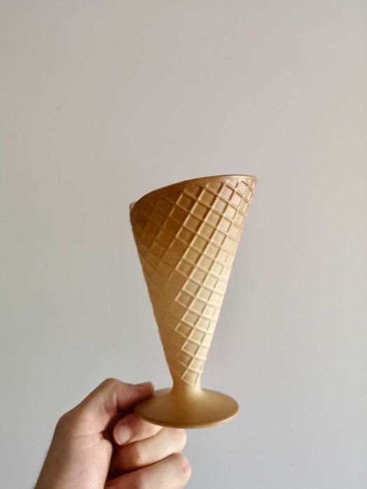 Conjunto de taças (x 3) em forma de cone de gelado, dos anos 80