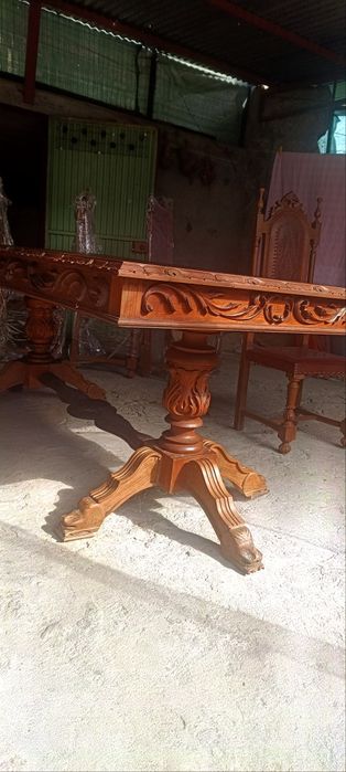 Mesa de jantar clássica com 8 cadeiras – Madeira maciça entalhada