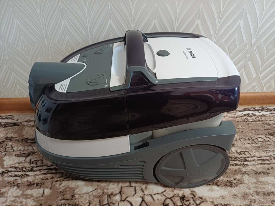 Пилосос миючий з аквафільтром Bosch BWD41740