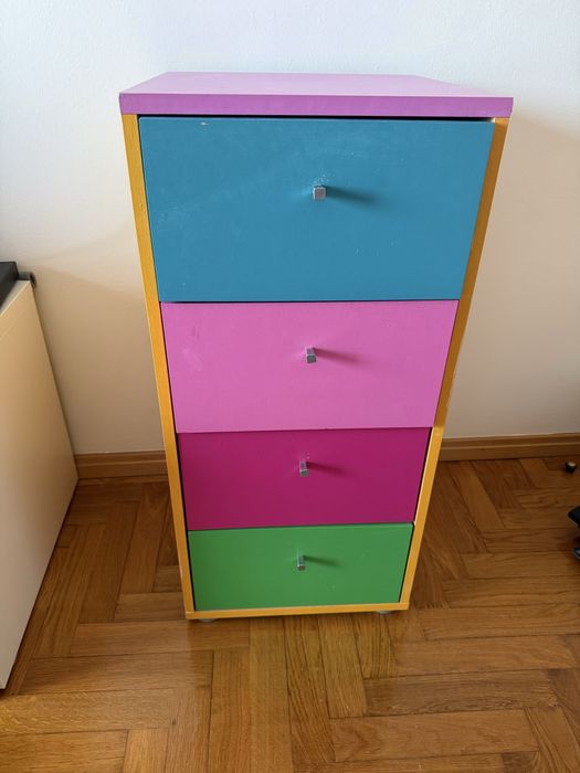 Movel camiseiro para quarto de criança pintado às cores