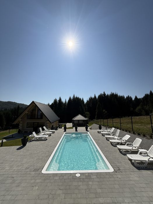 Відпочинок в Карпатах з теплим басейном та гарячим чаном.