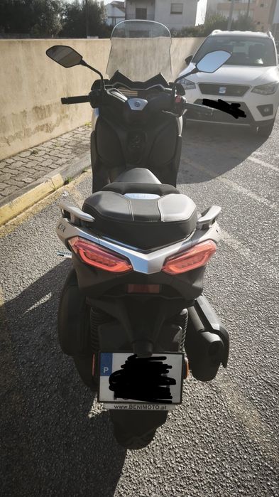 Mota Yamaha x-max 300 e capacete