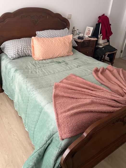 Cama + cómoda + mesinhas