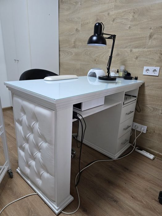Маникюрный стол белый